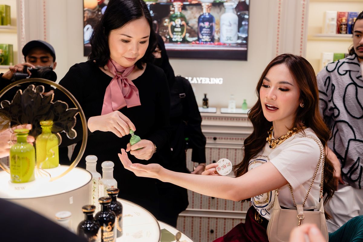 Mencoba layering parfum saat peresmian butik Gucci Beauty di Pondok Indah Mal 3, Jakarta Selatan, Kamis (2/5/2024).