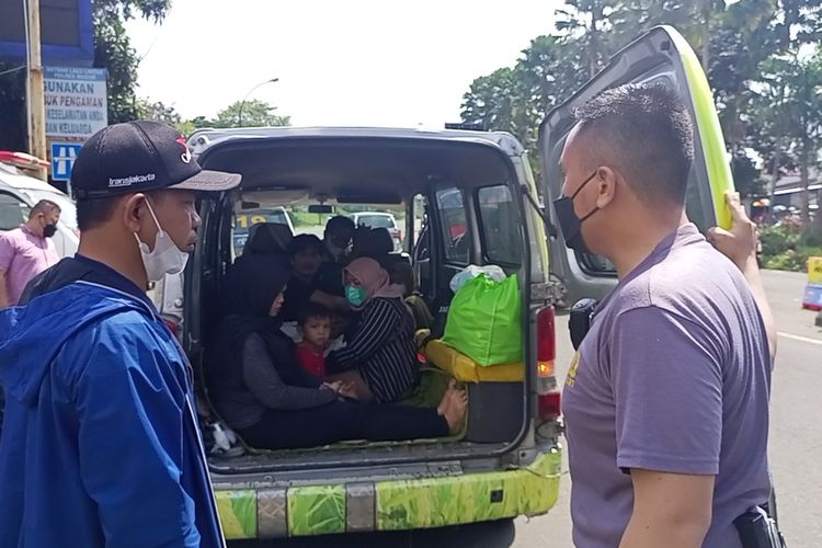 Petugas kepolisian menindak satu unit mobil ambulans relawan beringin yang terobos one way di Jalur Puncak Bogor, Jawa Barat, Sabtu (7/5/2022).