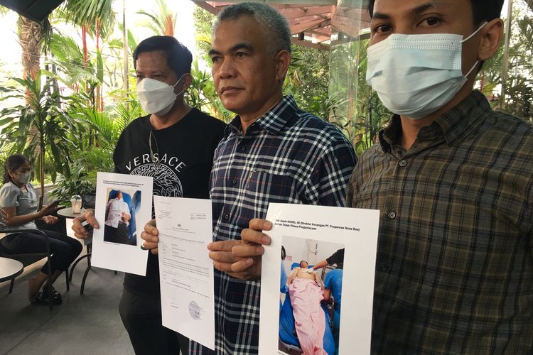Kuasa Hukum dan keluarga menunjukkan gambar kondisi dua direktur PT Propernas Nusa Dua (PND) yang menjadi korban penikaman oleh warga penggarap lahan eks HGU PTPN II.