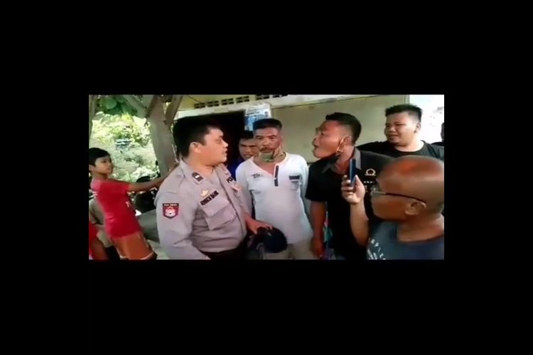 JU als AG (40), warga Dusun V Desa Tanjung Morawa B Kecamatan Tanjung Morawa  di Jalan Sei Blumei Desa Tanjung Morawa B, Kecamatan Tanjung Morawa, Deli Serdang ditangkap polisi pada Rabu (6/5/2020) malam setelah pada siang harinya menghardik Aipda Rinkon Manik bertugas untuk melancarkan arus lalu lintas  di Jalan Sei Blumei, Dusun V, Desa Tanjung Morawa B, Kecamatan Tanjung Morawa  karena banyak mobil truk yang disetop, dipungli  oleh pelaku bersama teman-temannya.