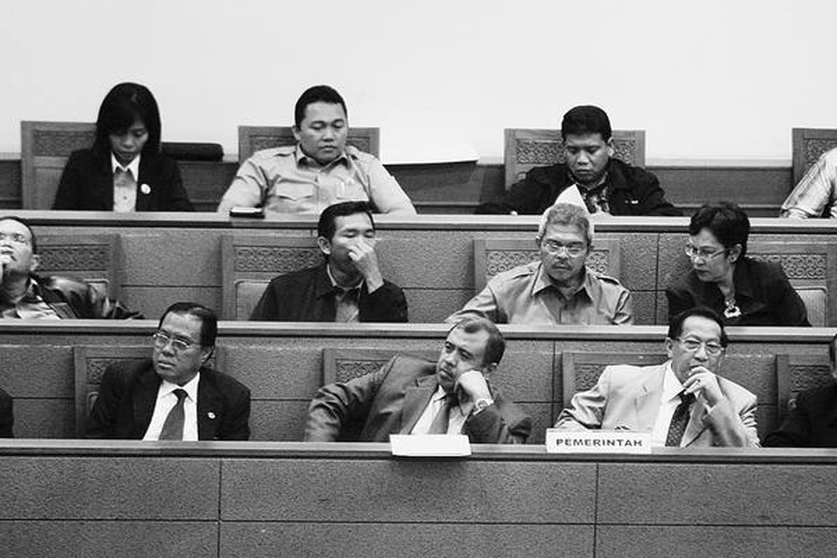 Jaksa Agung Muda Tindak Pidana Khusus Marwan Effendy, Menteri Hukum dan HAM Patrialis Akbar, dan Menteri PAN dan Reformasi Birokrasi EE Mangindaan (kiri ke kanan), mewakili pemerintah, hadir dalam Rapat Paripurna DPR tentang pengambilan keputusan terhadap RUU tentang penetapan Perppu Nomor 4 Tahun 2009 tentang KPK menjadi undang-undang di Gedung MPR/DPR/DPD, Jakarta, Kamis (4/3).