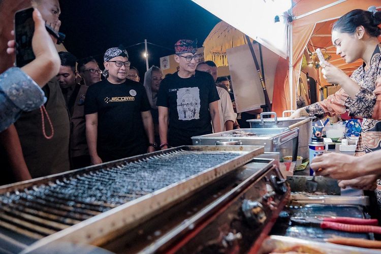 Menteri Pariwisata dan Ekonomi Kreatif Sandiaga Uno saat meninjau Kuliner Nostalgia Pasar Sentiling di Kota Lama, Semarang, Rabu (13/9/2023).
