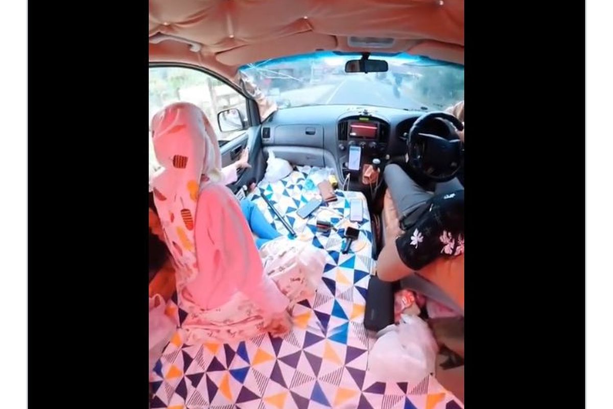 viral pengguna mobil menggelar kasur di kabin.