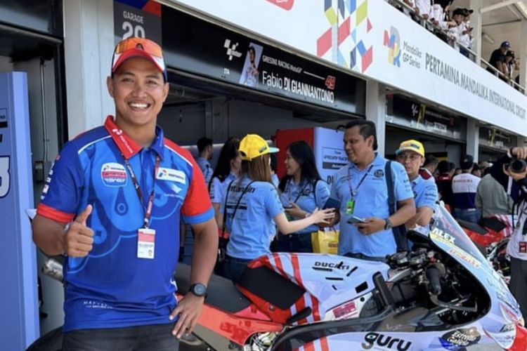 Direktur Teknik Mandalika Racing Team Doni Tata saat di paddock MotoGP Mandalika 2023, Sirkuit Mandalika Lombok, Nusa Tenggara Barat, Minggu (15/10/2023) siang.