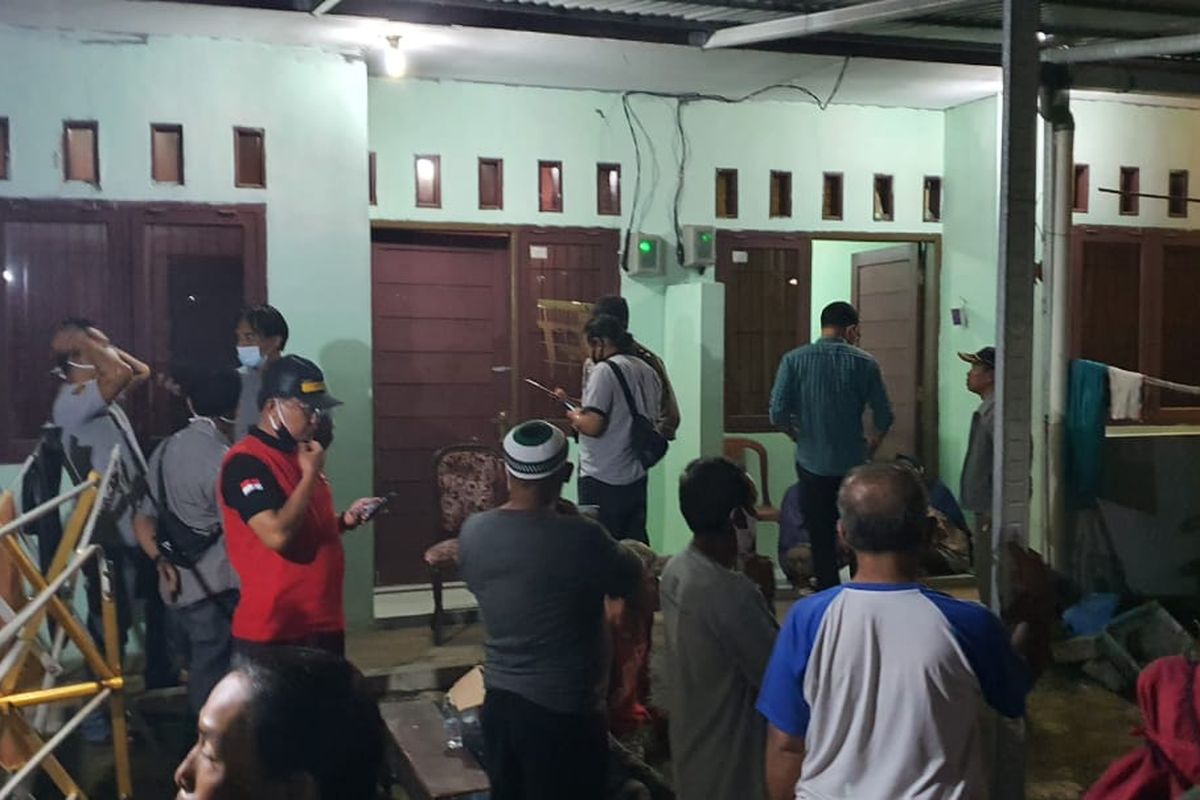 Suasana rumah kontrakan di Gang Kopral Daman, Jalan Raya Muchtar, Sawangan Baru, Depok, Jawa Barat pada Rabu (18/11/2020) malam, ketika geger penemuan tulang-belulang manusia terkubur di bawah lantainya.