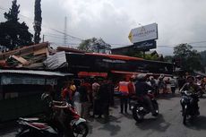 Diduga Rem Blong, Bus Pariwisata asal Ngajuk Tabrak Warung di Karanganyar