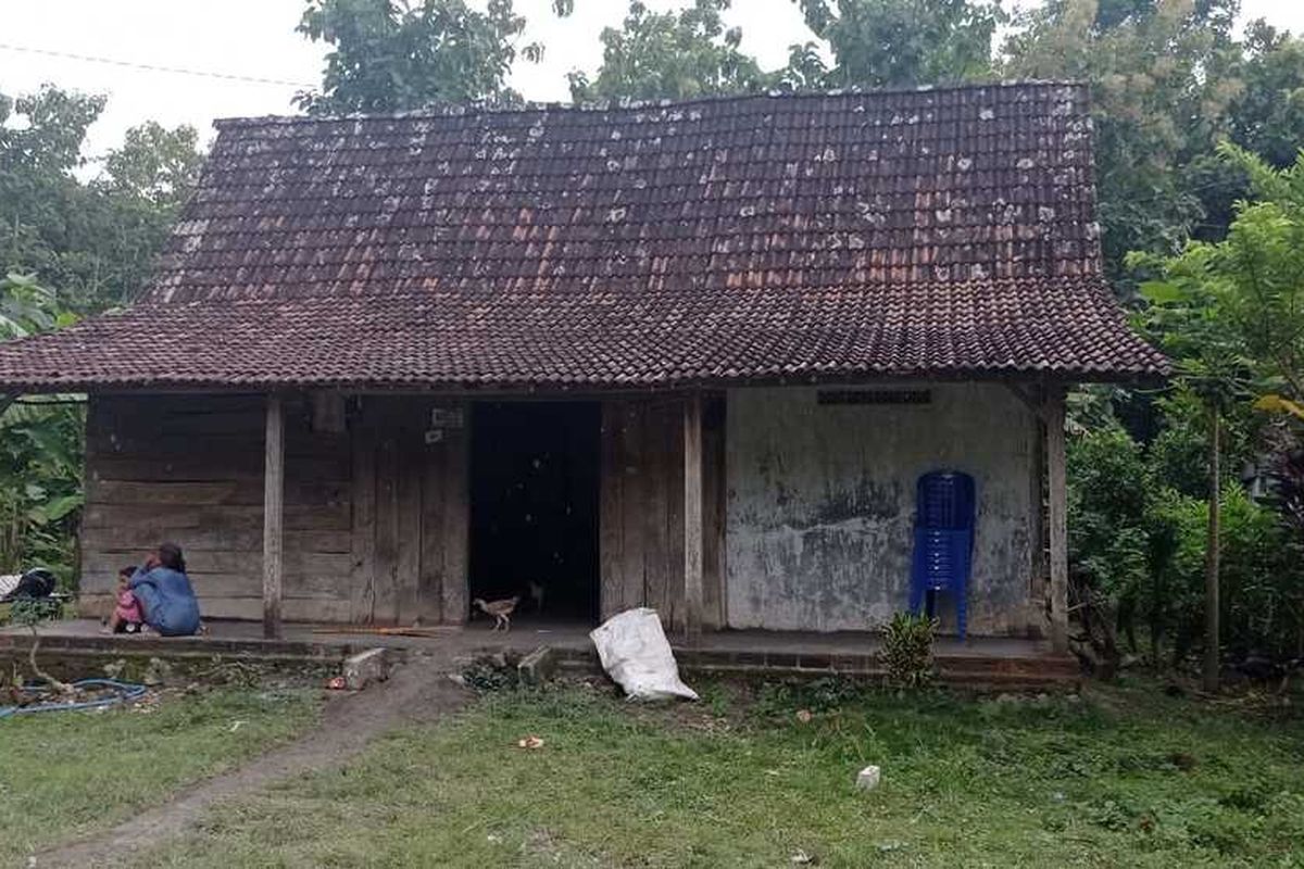 Sati nenek dari Eko (10) bocah lumpuh yang viral karena diikat. Pemerintah Daerah Ngawi memberikan bantuan peningkatan kualitas hidup dengan membangun wc dan dapur serta akan memperbaiki rumah yang terbuat dari kayu tempat Eko selama ini diasuh oleh kakek dan neneknya.