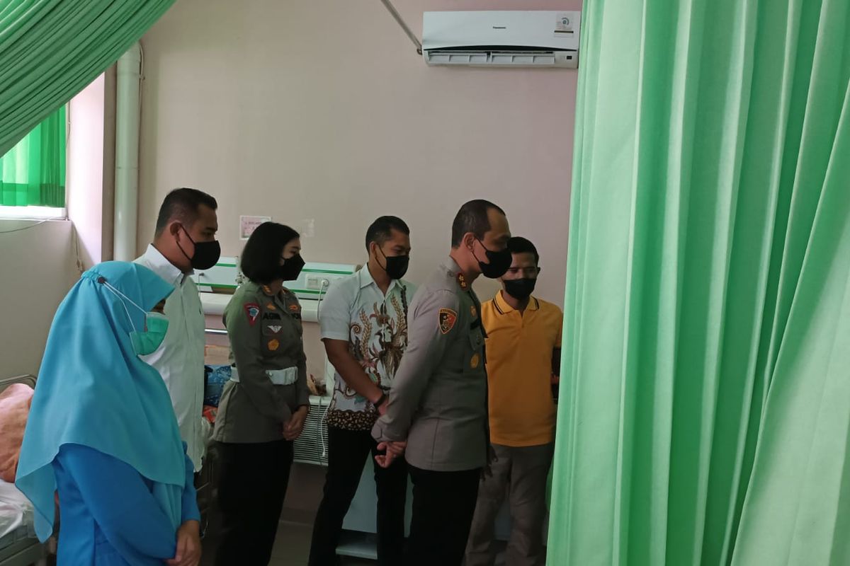 Kapolres Malang, AKBP Putu Kholis Aryana saat menjenguk siswa SD di Malang yang menjadi korban perundungan kakak kelasnya di Rumah Sakit Islam Gondanglegi, Kamis (24/11/2022).