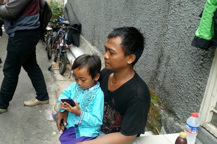 Muhamad Tajudin (31) bersama anak pertamanya, Muhamad Rifky Febryan (7) saat ditemui Kompas.com, Selasa (26/9/2017).