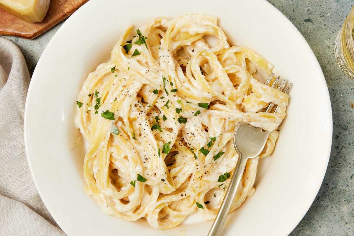 Ilustrasi hidangan fettuccine.