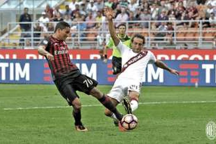 Carlos Bacca (kiri) mencetak gol AC Milan ke gawang  Torino pada partai Serie A di Stadion San Siro, Minggu (21/8/2016). 