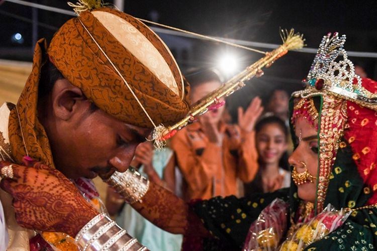 Sepasang pengantin ini melakukan ritual dalam prosesi pernikahan massal umat Hindu di Karachi, Pakistan, Sabtu (18/3/2017).