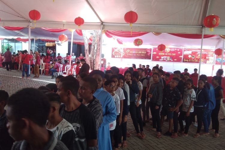 Hundreds of orphans from various orphanages in Kupang, East Nusa Tenggara participate in Chinese New Year celebrations held by the PT NAM company, Saturday (25/1/2020)