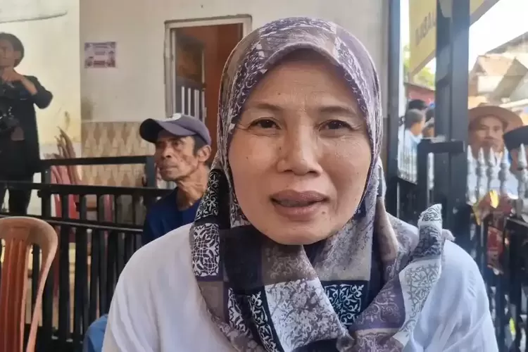 Tangis Haru Heni, Suami dan Anaknya Selamat dari KM Virgo yang Tenggelam di Selat Jawa