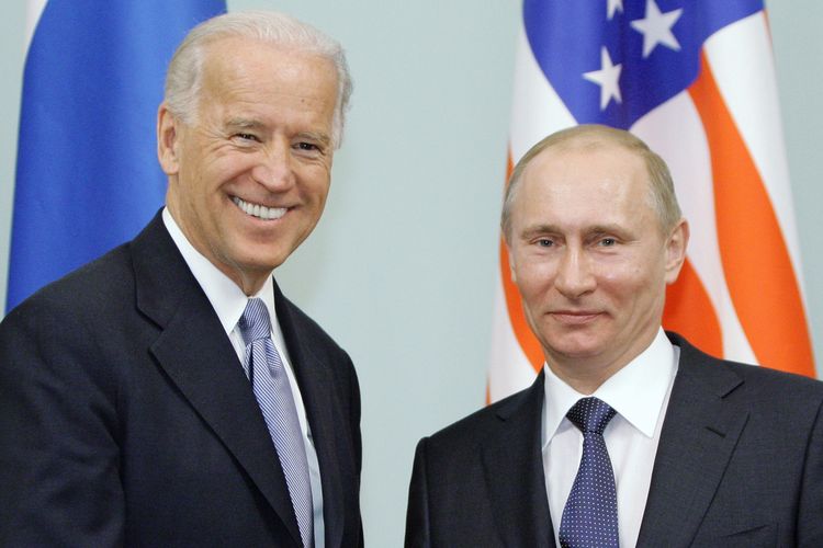 Foto tanggal 10 Maret 2011 memperlihatkan Joe Biden (kiri) yang kala itu menjabat Wakil Presiden Amerika Serikat, berjabat tangan dengan Perdana Menteri Rusia Vladimir Putin di Moskwa.