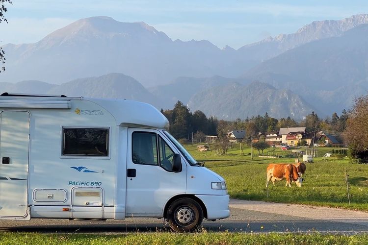 Campervan yang menjadi tempat tinggal sekaligus kendaraan Nadya dan suami untuk mengelilingi Eropa