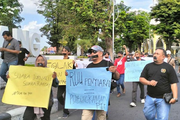 Aksi lakban mulut wartawan di Lumajang, Jumat (17/5/2024)