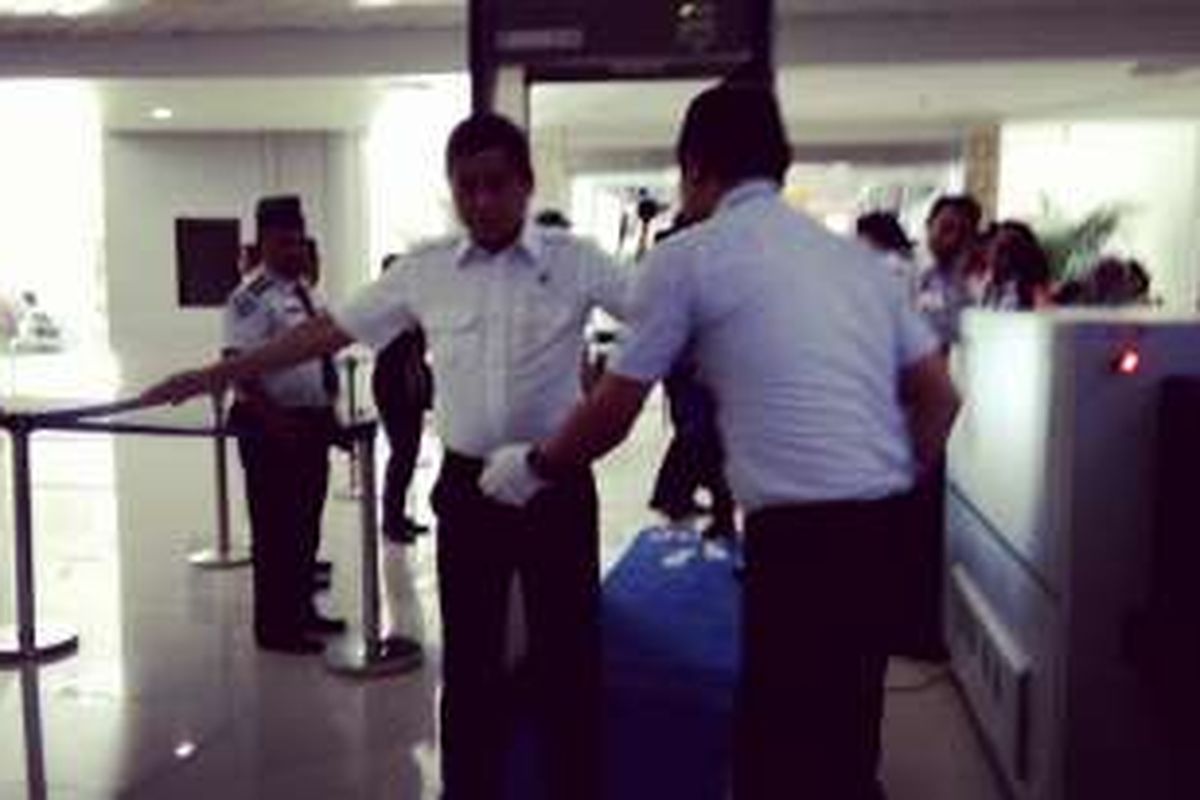 Menteri Perhubungan, Ignasius Jonan saat diperiksa di Bandara Ngurah Rai, Sabtu(25/6/2016)