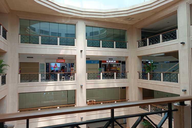 Foto suasana Mal Ratu Plaza yang diambil Kompas.com dari lantai 4 Mal pada Rabu (23/11/2022). 