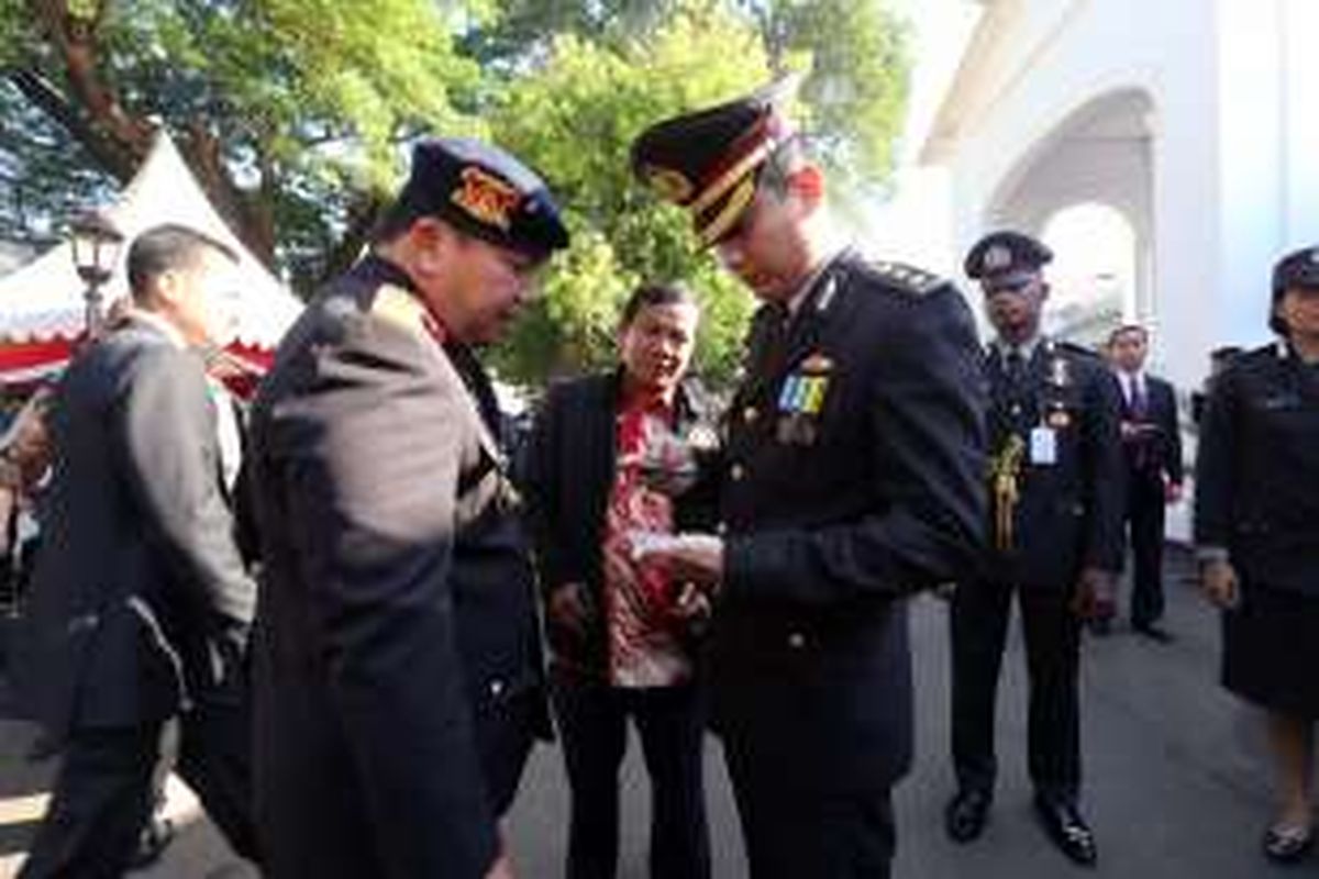 AKBP Kusworo Wibowo (kanan) memeriksa identitas pria dengan seragam Polri berpangkat Brigjen di samping Istana Merdeka,  Jakarta Pusat, sebelum upacara peringatan Detik-Detik Proklamasi, Rabu  (17/8/2016). Pria dengan papan nama Luhut L Panjaitan ini mengaku sebagai warga kehormatan Brimob dan anak angkat Jenderal Yasin. 