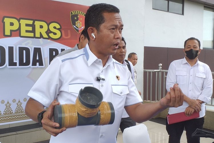 Direktur Reserse Kriminal Umum Polda Riau, Kombes Asep Darmawan memperlihatkan bahan-bahan perakitan bom yang disita dari seorang pelaku berinisial MN (47), saat konferensi pers di Mapolda Riau di Pekanbaru, Rabu (5/10/2022).