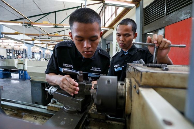 Dua orang siswa yang merupakan siswa dari SMK Negeri Jateng atau SMK Boarding yang berhasil mendapatkan pendidikan secara gratis dan sukses mendapat pekerjaan di Jepang. 