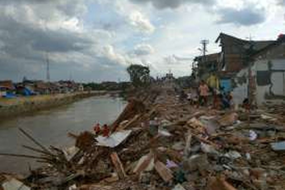 Permukiman Bukit Duri di pinggir Sungai Ciliwung yang sudah dibongkar dan rata dengan tanah, Rabu sore (28/9/2016).