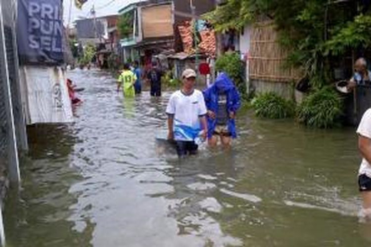 Kondisi banjir di Jalan Jaya 13, Menceng, Cengkareng, Jakarta Barat.