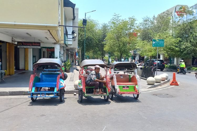 Suradi saat menunggu penumpangnya di kawasan Jalan Malioboro, Kota Yogyakarta, DIY, Senin (30/10/2023)
