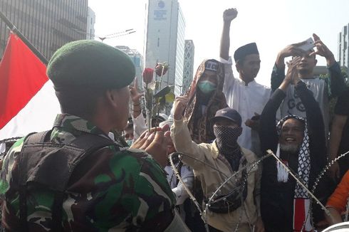Prajurit TNI Dihadiahi Bunga Mawar oleh Peserta Aksi 22 Mei
