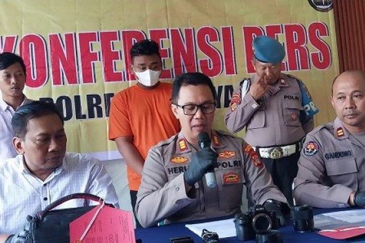 PENGGELAPAN: Kapolsek Mergangsan Kompol Fitri Anto Heri, saat menggelar jumpa pers kasus penggelapan, Selasa (28/10/2025) 