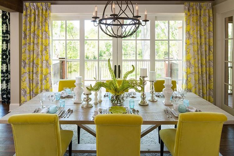 Kursi kuning di ruang makan.