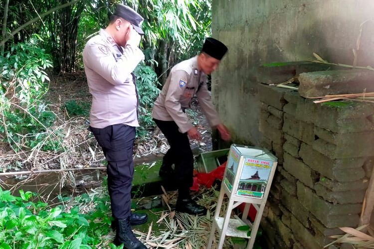 Polisi memeriksa lokasi temuan 11 kotak amal masjid dan mushalla di Kelurahan Karangtengah, Kecamatan Sananwetan, Kota Blitar, Senin (25/3/2024). 