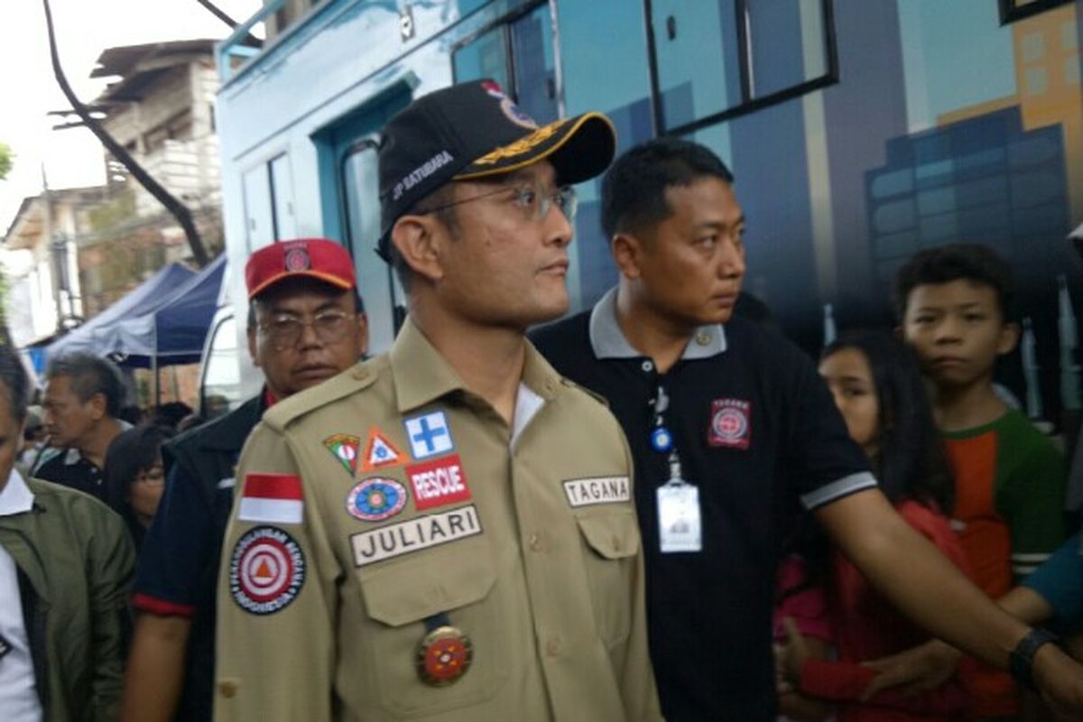 Menteri Sosial Juliari P Batubara mengatakan akan memberikan bantuan berupa uang tunai sebesar Rp 15 juta terhadap korban banjir yang berada di wilayah Jabodetabek Hal itu dikatakan saat mengunjungi lokasi banjir di Ciledug Indah 1, Kota Tangerang, Jumat (3/1/2020).