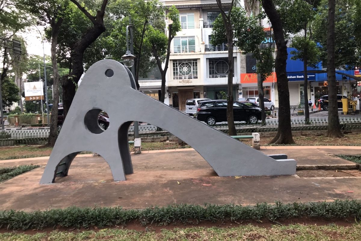 Suku Dinas Pertamanan dan Hutan Kota Jakarta Selatan mengecat kembali sejumlah fasilitas bermain dan ornamen Taman Gajah di Jalan Dharmawangsa, Pulo, Kebayoran Baru, Jakarta Selatan.