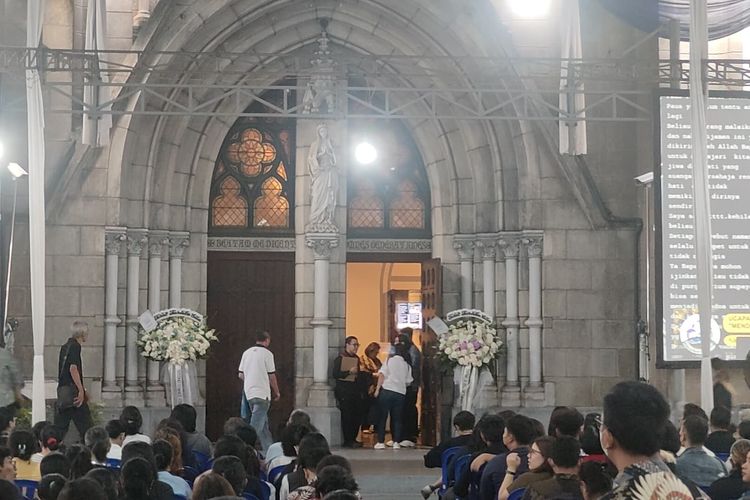 Sejam Sebelum Misa Kenang Paus, Gereja Katedral Sudah Dipadati Umat