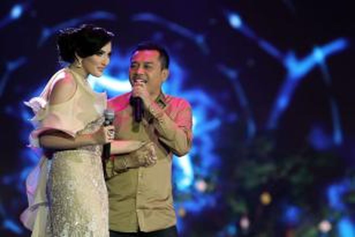 Pasangan suami istri Anang Hermansyah dan Ashanty menyanyi dalam pergelaran Dahsyatnya Awards 2013, yang mengumumkan para pemenang 20 kategori nominasi Terdahsyat di JIExpo Kemayoran, Jakarta Pusat, Senin (21/1/2013) malam. Pada acara tersebut, Anang dan Ashanty meraih penghargaan sebagai Duo/Grup Kolaborasi Terdahsyat.