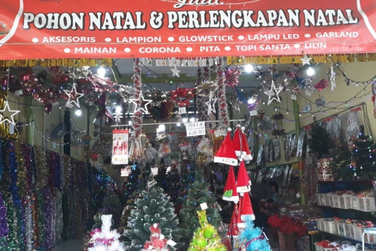 Toko Amanda penjual pernak-pernik khas natal, Jalan Ir. Juanda, Bekasi Timur, Kota Bekasi, Jumat (14/12/2018).