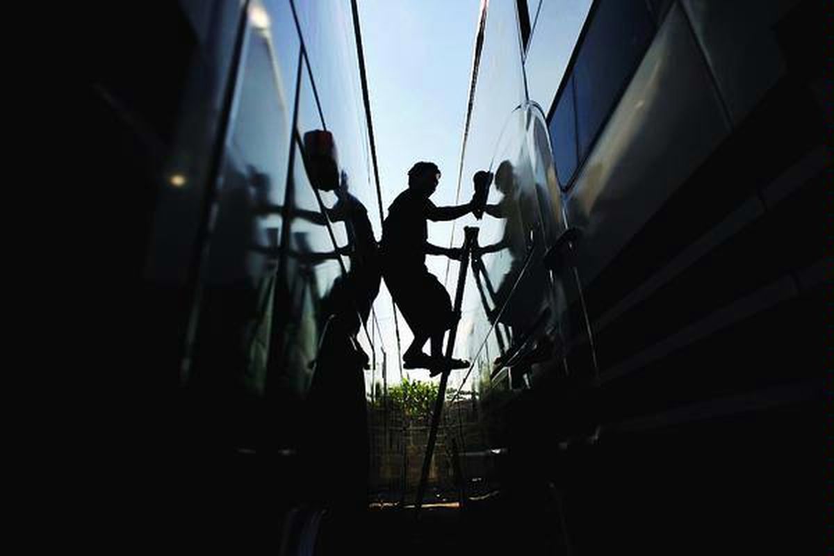 Awak bus membersihkan bus di garasi Perusahaan Otobus Maju Lancar di Jalan Wonosari, Bantul, DI Yogyakarta, Rabu (8/8). Menjelang Lebaran, para pengelola perusahaan otobus terus meningkatkan perawatan terhadap bus mereka untuk memaksimalkan daya angkut armada angkutan Lebaran mereka. Peningkatan daya angkut bus ini antara lain disebabkan  adanya perkiraan semakin meningkatnya jumlah pemudik yang menggunakan bus akibat adanya kebijakan pembatasan penumpang kereta api.