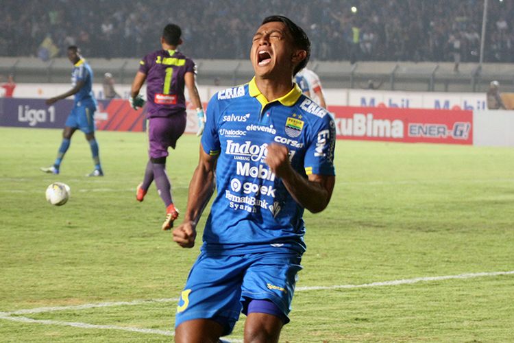 Ekspresi Febri Hariyadi setelah membobol gawang PSIS Semarang melalui tendangan penalti, di Stadion Si Jalak Harupat, Rabu (6/11/2019). 