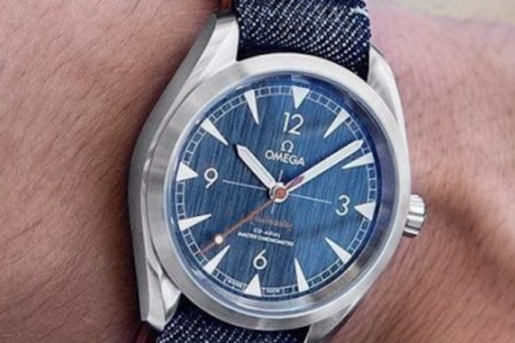 Omega Railmaster dengan tali berbahan denim