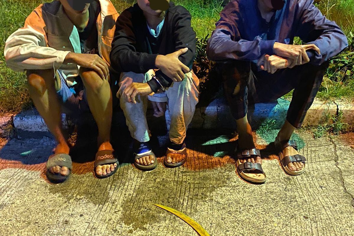 Tiga remaja yang ditangkap tim patroli perintis presisi dari Polres Metro Bekasi Kota di wilayah Jatiasih pada Rabu (3/5/2023). Dari tangan mereka, polisi turut mengamankan barang bukti sebilah celurit berwarna emas.