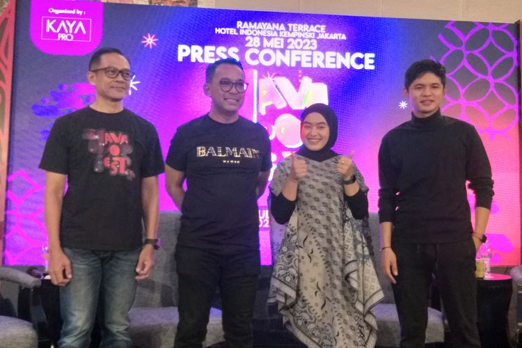 Produser pelaksana Java Pop Festival Rivo Pamudji, sang inisiator Pulung Agustanto, penyanyi Woro Widowati, dan penyanyi Evan Loss usai konferensi pers di kawasan Thamrin, Jakarta Pusat, Minggu (28/5/2023).