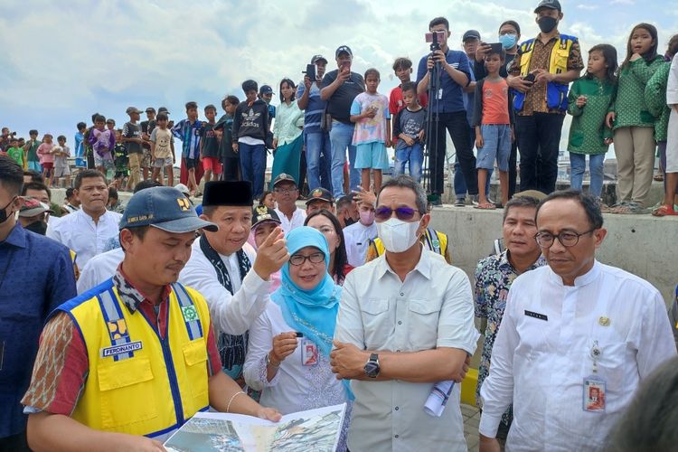 Penjabat (Pj) Gubernur DKI Jakarta, Heru Budi Hartono saat meninjau tanggul pantai di Kalibaru, Cilincing, Jakarta Utara, Jumat (20/1/2023)