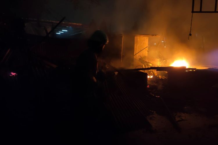 Kebakaran melanda sebuah lapak rongsokan di Jalan Rawa Sumur Timur 1, Jatinegara, Cakung, Jakarta Timur, pada Minggu (14/8/2022) sekitar pukul 01.38 WIB.