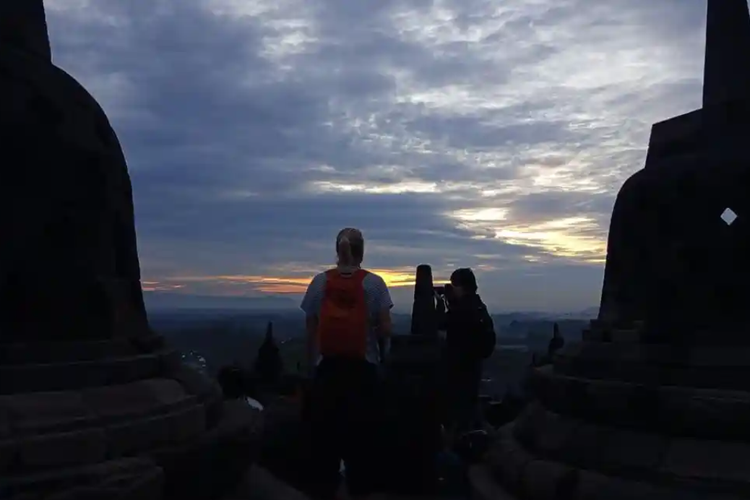 Wisatawan berkesempatan menyaksikan cahaya matahari pertama tahun ini dari situs Candi Borobudur, candi Buddha terbesar di dunia tersebut, Kamis (1/1/2026).