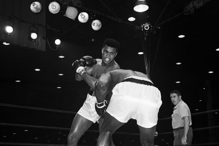 Duel Muhammad Ali vs Sonny Liston pada 1964.