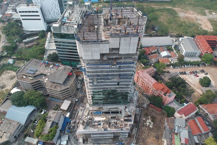 Konstruksi struktur perkantoran M-Ten sudah mencapai tutup atap, Senin (16/9/2019).