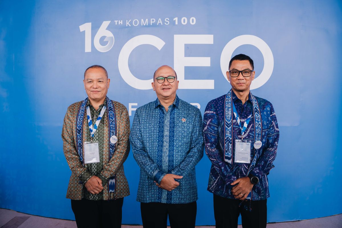 Direktur Utama PT PLN Darmawan Prasodjo (kanan) bersama Menteri Investasi dan Hilirisasi Republik Indonesia/Kepala BKPM sekaligus CEO Danantara Rosan P Roeslani (tengah) dan CEO Kompas Gramedia Lilik Oetama (kiri) dalam gelaran 16th Kompas100 CEO Forum powered by PLN di ICE BSD, Tangerang, Banten, Rabu (26/11/2025).