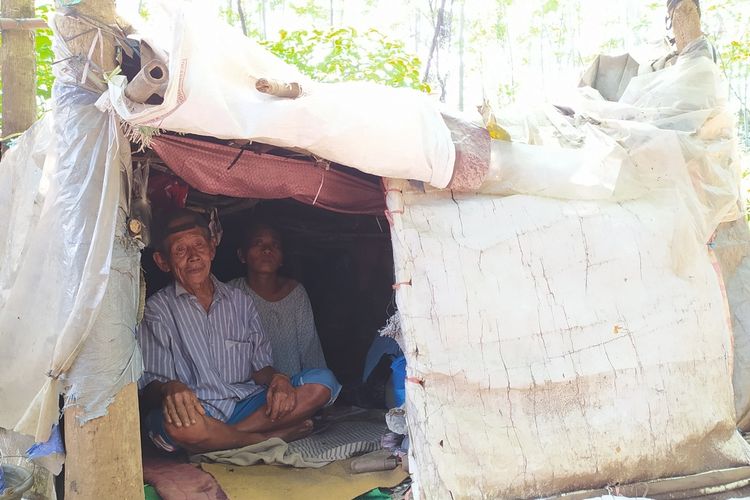Tarso (70) dan pasangannya Sugiyani (31) tinggal di gubuk reot di Kelurahan Kedungwuluh, Kecamatan Purwokerto Barat, Kabupaten Banyumas, Jawa Tengah.